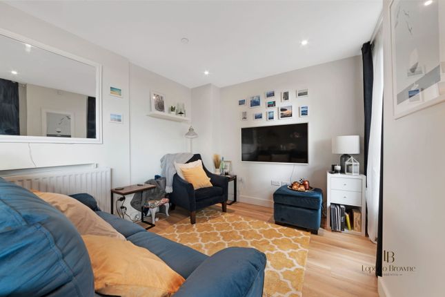 14 Lysander House, London photo 2