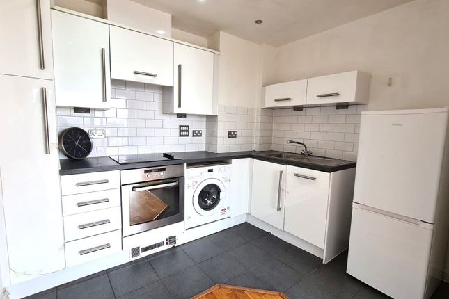 Flat 923, The Blenheim Centre, Hounslow photo 4