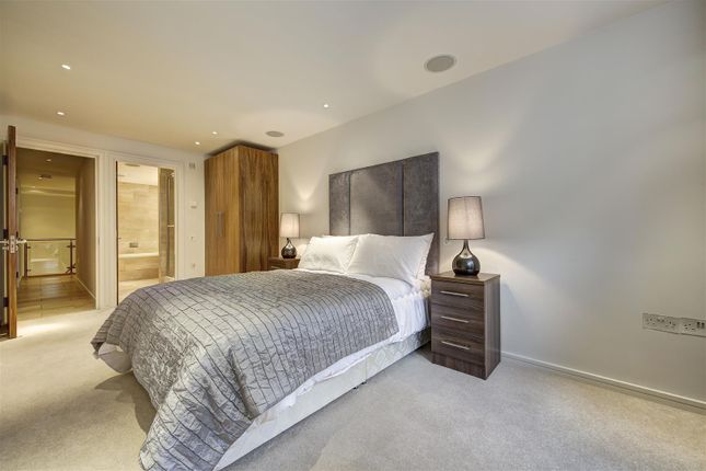 Flat to rent in Young Street, London