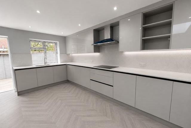 106, Randall Avenue, London photo 4