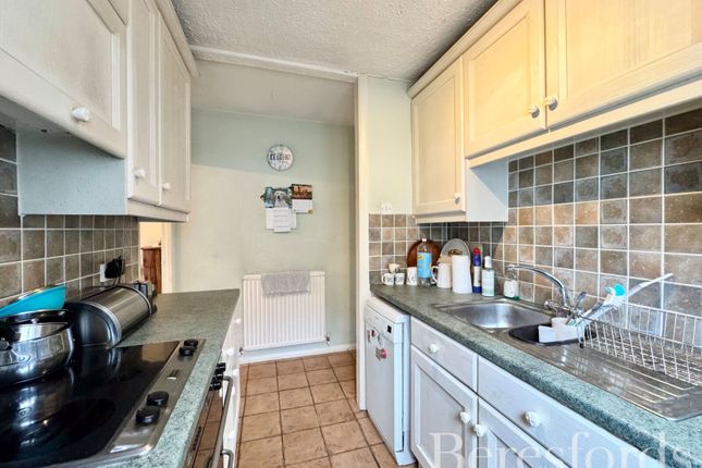 39, Ascot Gardens, Hornchurch photo 3