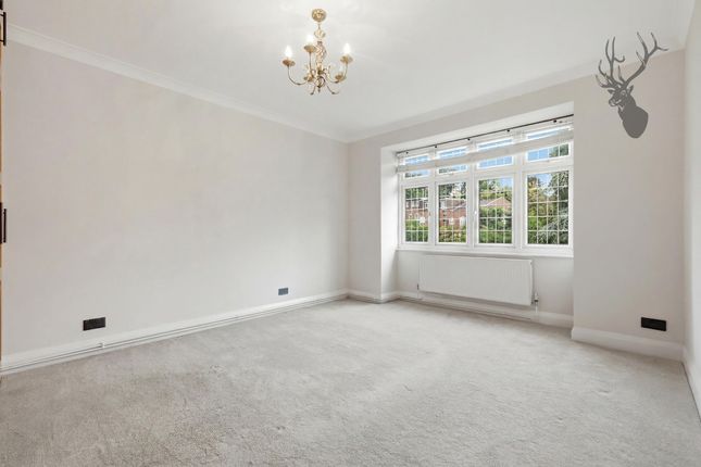 32 Grange Court Upper Park, Loughton photo 3