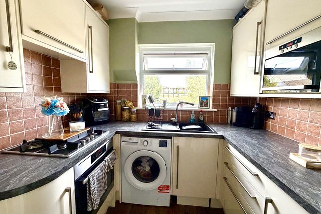 213, Moor Lane, Chessington photo 3
