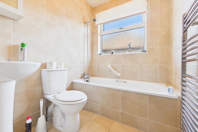 27, Wolsey Drive, Walton-On-Thames photo 4