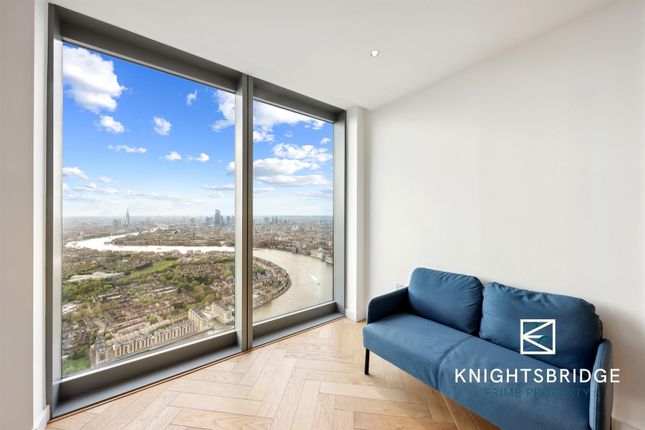 Flat for sale in Landmark Square, London