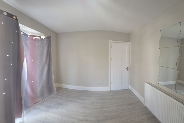 93 Costons Avenue, GREENFORD photo 3