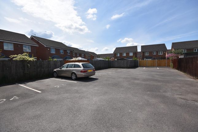 Town house for sale in Larkspur Grove, Warrington