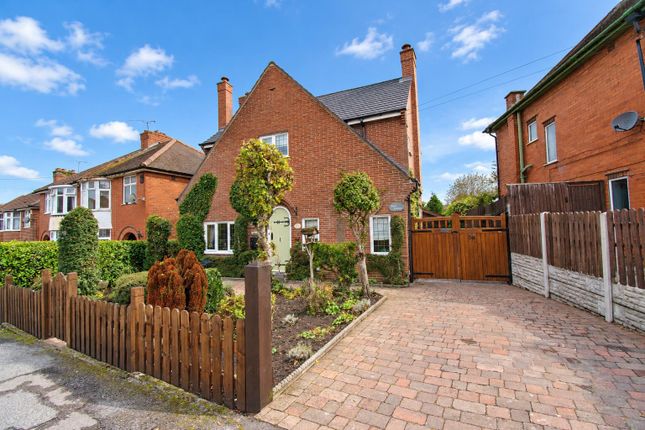 3-bed detached on Lyncroft Avenue, Ripley, £390,000