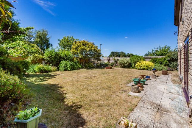 1, Chestnut Close, Cirencester photo 3