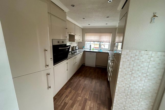 21 The Aspens, Woodbine Close, Waltham Abbey photo 3