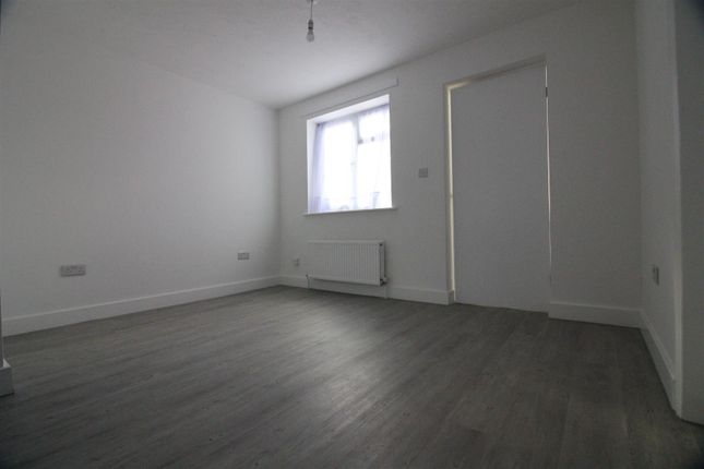 Redford Close, Feltham photo 4