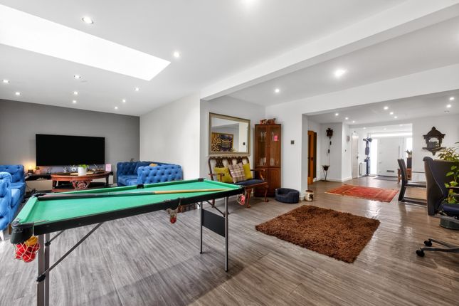 10, Bridle Path, Reading photo 4