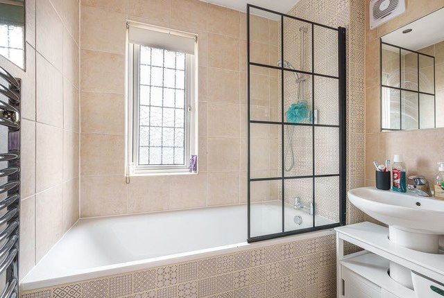 44 Southbourne Crescent, London photo 4