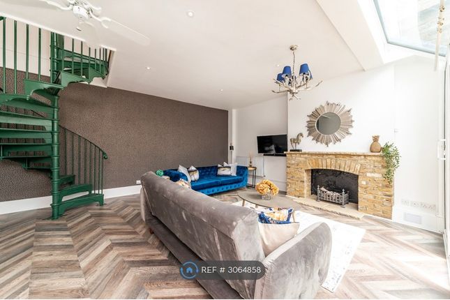 Kramer Mews, London photo 2