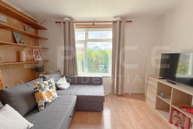 95, Millfield Road, Edgware photo 4