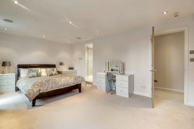 10, Heathpark Drive, Windlesham photo 4