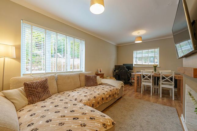 18 Fisher Close, Newport photo 3