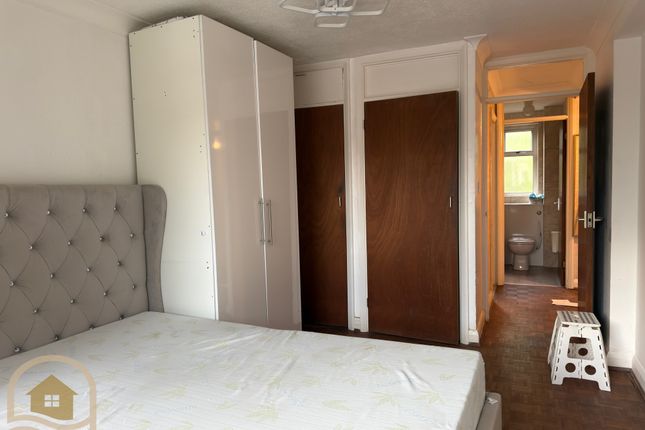 Flat 32, Thackeray Court, London photo 4