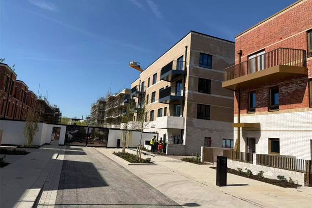 Flat 17,, Craneford House, Twickenham photo 4