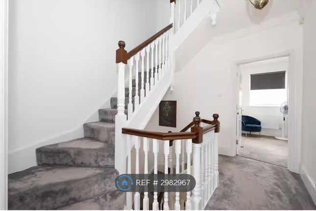 Savery Drive, Long Ditton, Surbiton photo 2