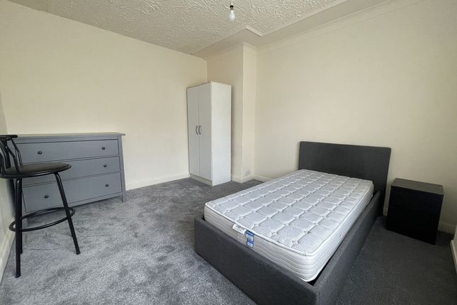 17, Chaucer Avenue, Hayes photo 2