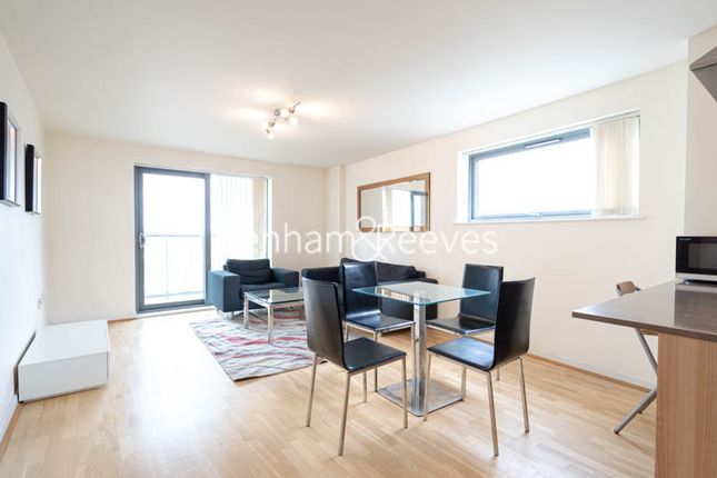 Flat to rent in Crowder Street, Wapping