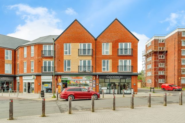 Thumbnail Flat for sale in Fieldoaks Way, Merstham, Redhill