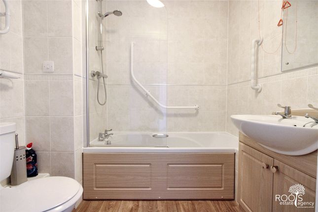 Flat 49-,, Benedict Court, Berkshire photo 3