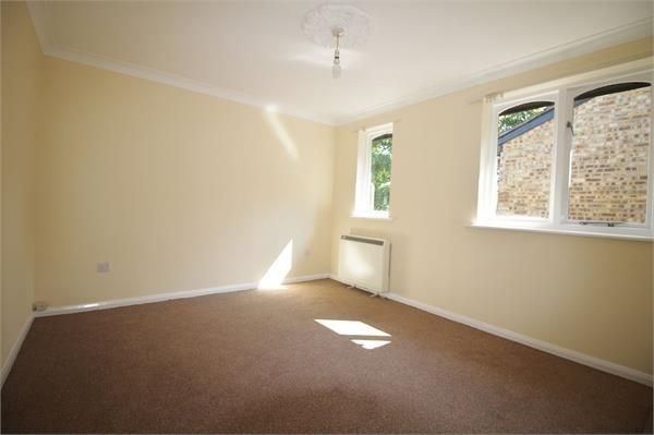 Flat to rent in Howard Close, Waltham Abbey