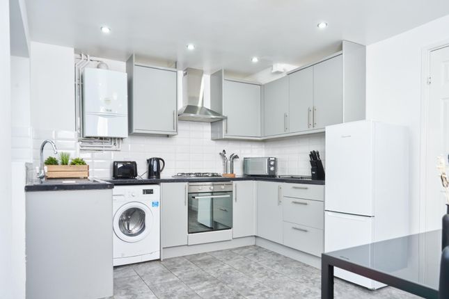 Town house to rent in The Oval, Milton Keynes