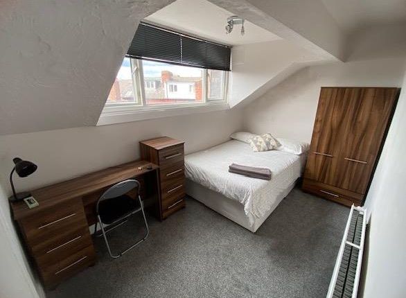 Flat for sale in Brudenell Grove, Hyde Park, Leeds