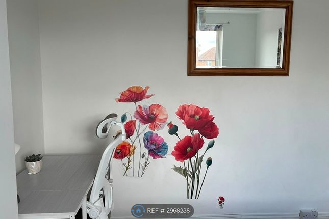 Cottimore Crescent, Walton-On-Thames photo 3