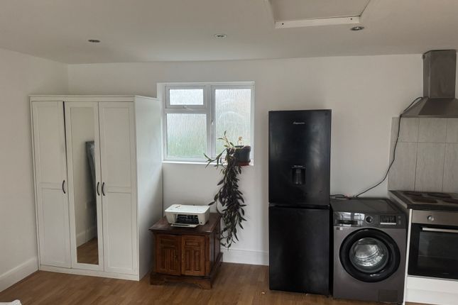 Annex 90 Kings Avenue, Greenford photo 2