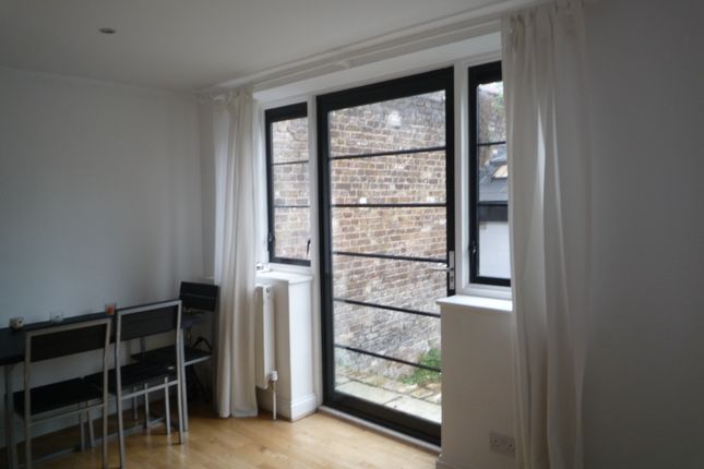 Town house for sale in Roehampton Lane, London
