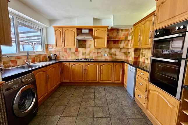 5 Woodlinken Close, Verwood photo 2