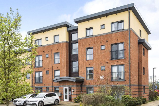 Thumbnail Flat for sale in Raven Close, Watford, Hertfordshire
