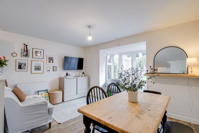 6, Alexandra Lane, Wakefield photo 4