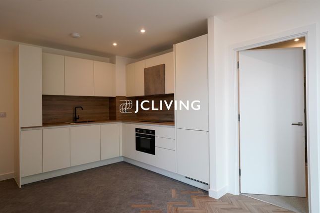 Flat 507, 20 River Apartments, Gillender Street, London photo 3
