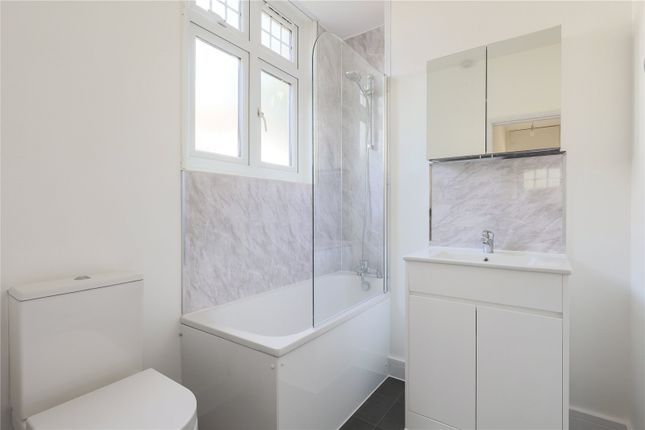 Flat to rent in Warlters Close, Holloway, London