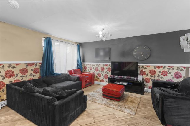 21, Exeter Close, Stevenage photo 4