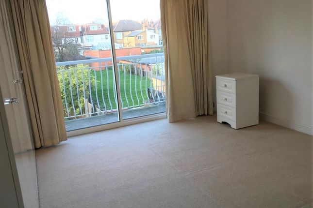 Flat 4, Flat, Highview House, Queens Road, London NW4, London photo 3