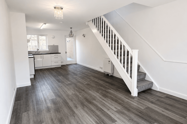 9 Crucible Close, Romford photo 5