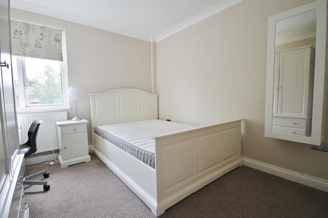 14, Hazel Close, Egham photo 5
