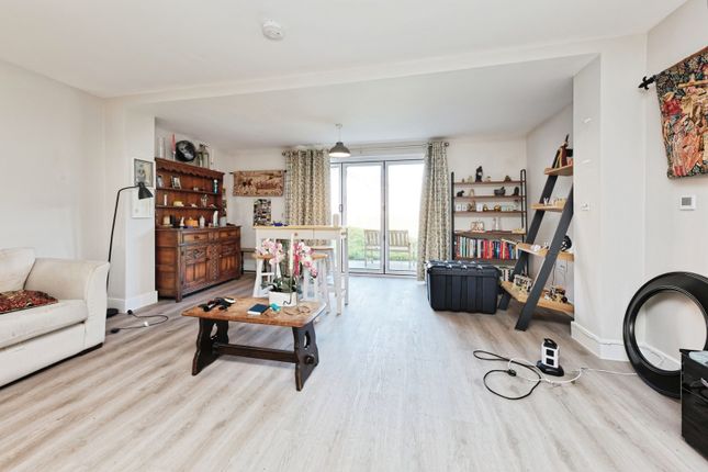 10, Wenderton Way, Canterbury photo 4