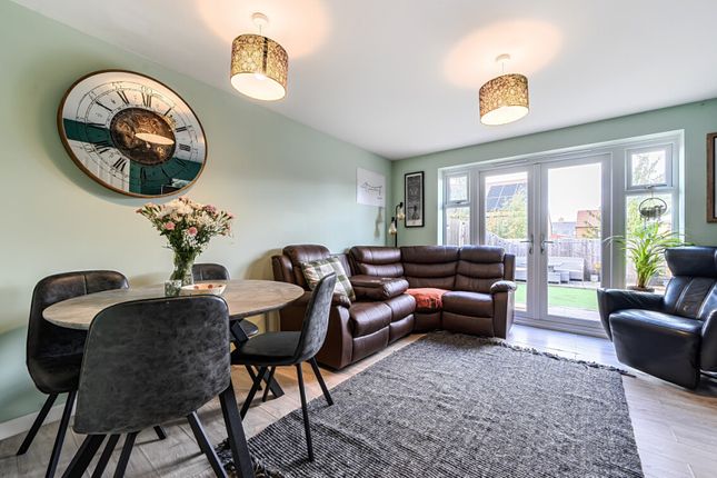 15, Kestrel Crescent, Witney photo 5