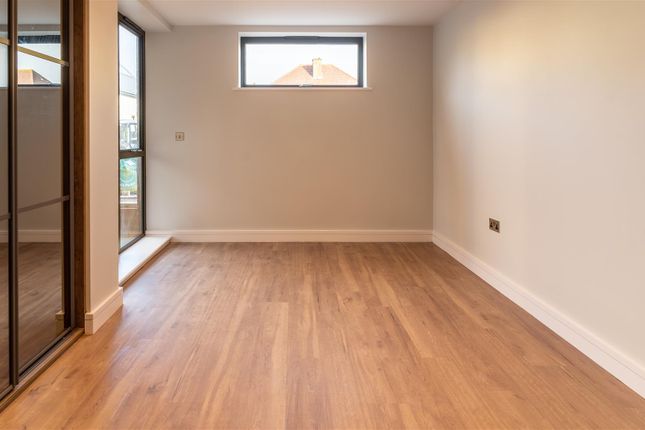 Flat to rent in Azalea Court, Kingswood Place, Hayes