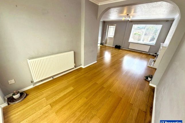 24 Oving Close, Luton photo 4