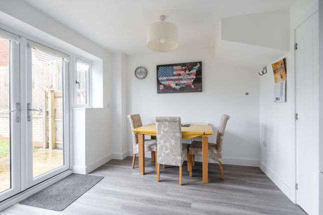 14 Sparrowhawk Close, Great Yarmouth photo 3