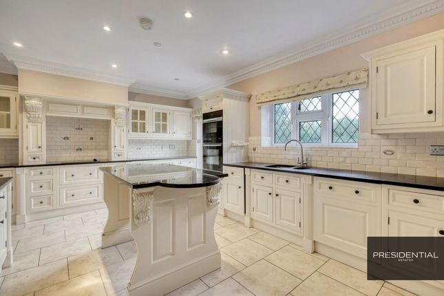 32 Spareleaze Hill, Loughton photo 4