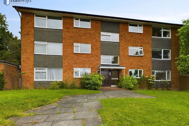 Thumbnail Flat to rent in First Floor Flat, Oak House, Oakfield Drive, Reigate